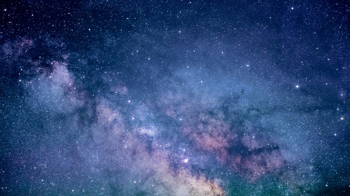 Cerca de 800 objetos identificados pelo estudo são considerados completamente inéditos, reforçando o quanto o universo ainda guarda segredos a serem desvendados pela ciência. Unsplash/Jeremy Thomas