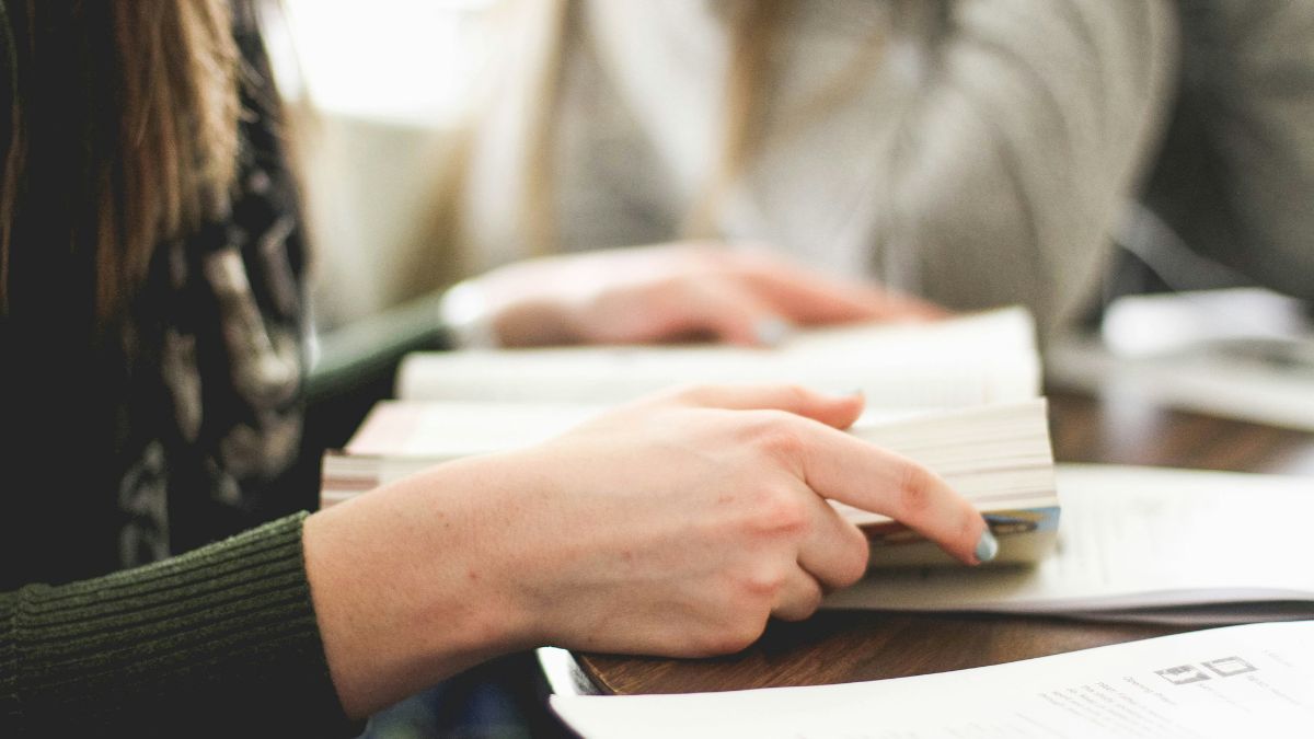 A iluminação adequada, especialmente com luz branca ou fria, é essencial para reduzir o cansaço visual e facilitar a leitura. Unsplash/Sarah Noltner