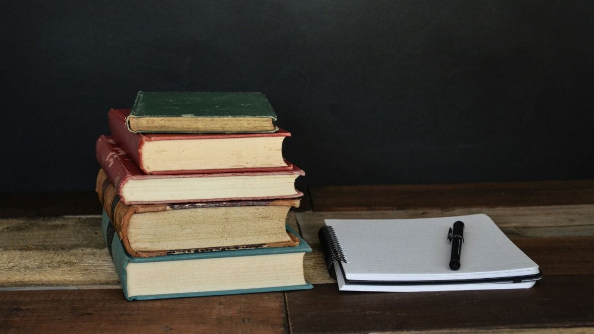 A adequação do mobiliário e da postura contribui para a prevenção de dores físicas e para a manutenção do foco durante longos períodos de estudo. Unsplash/Debby Hudson