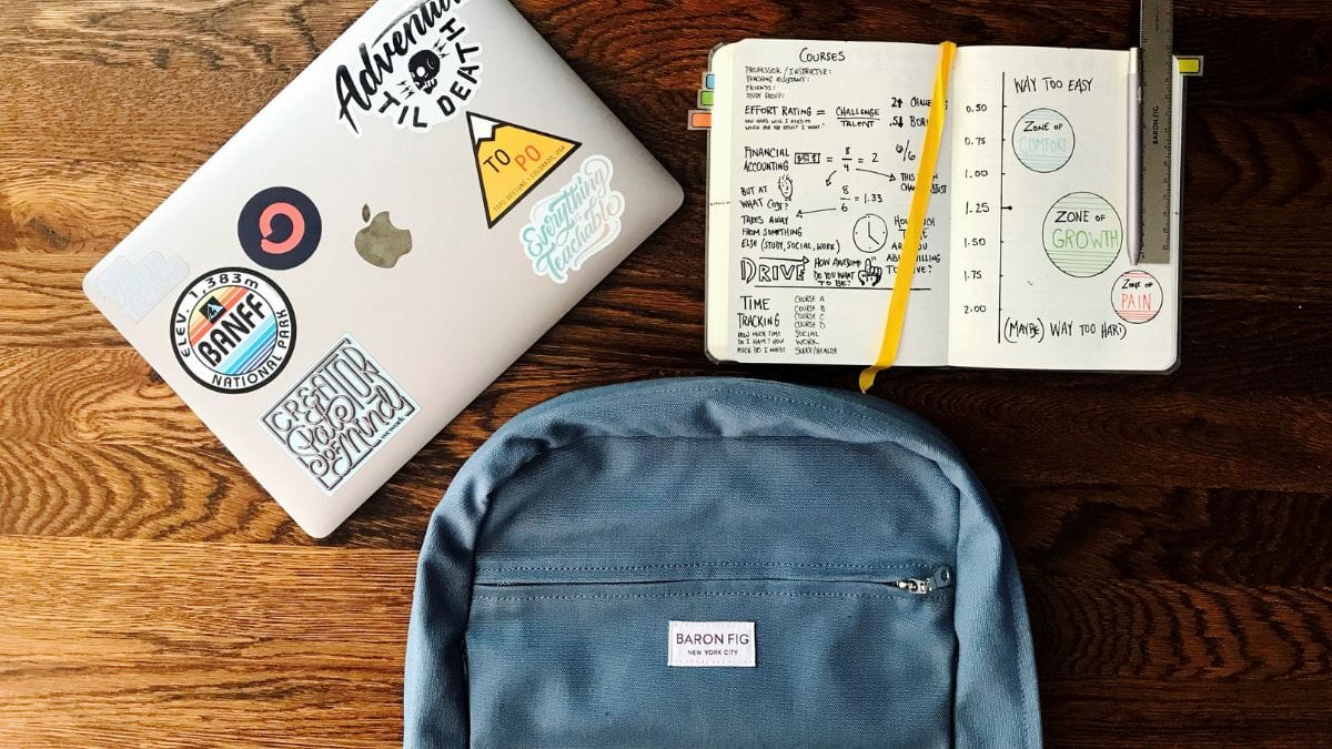 A recomendação médica é que o peso da mochila não ultrapasse 10% do peso corporal da criança, como forma de prevenção. Unsplash/Matt Ragland