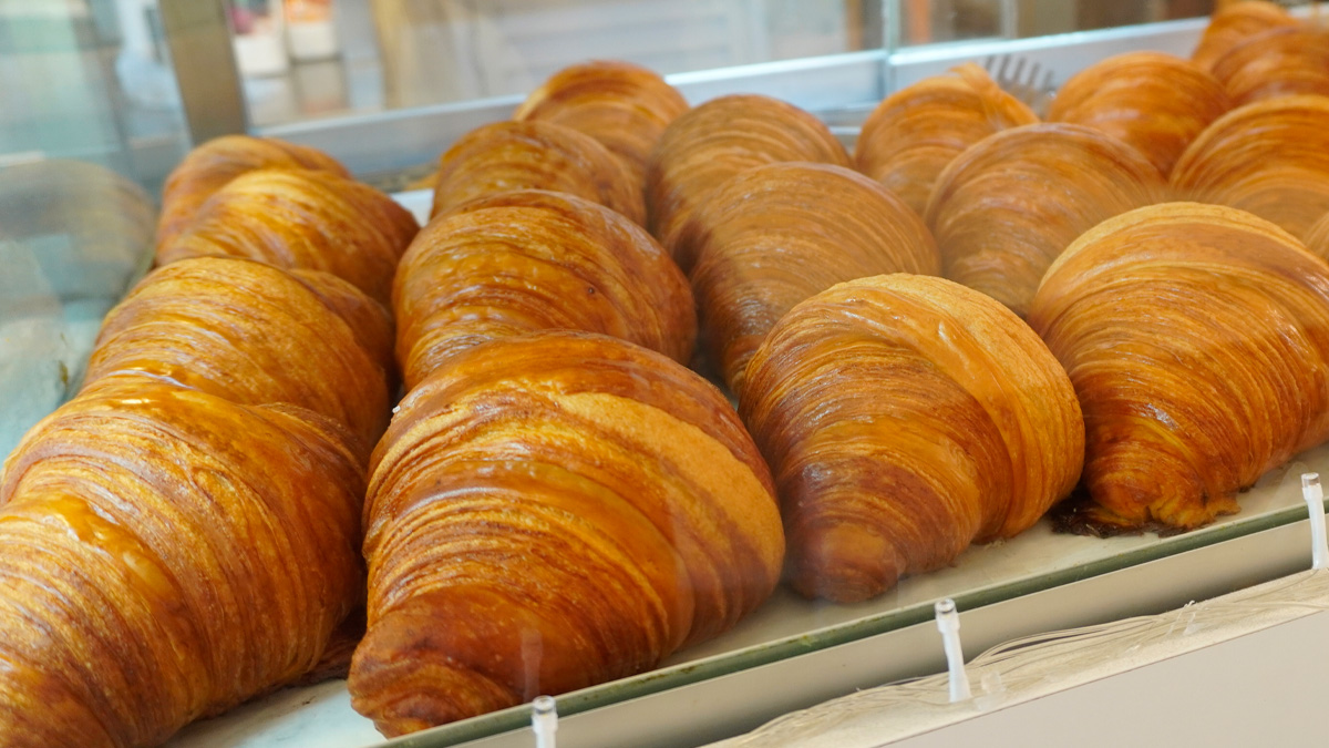 No dia 30 de janeiro, quando se comemora o Dia Nacional do Croissant, um dos pães mais icônicos da confeitaria mundial ganha destaque em Santos.