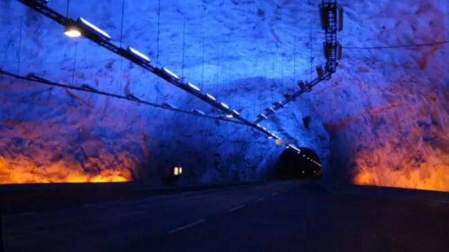 Túnel de Laerdal, na Noruega, tem uma estrutura de 24,5 km que detém o título de maior túnel rodoviário do mundo