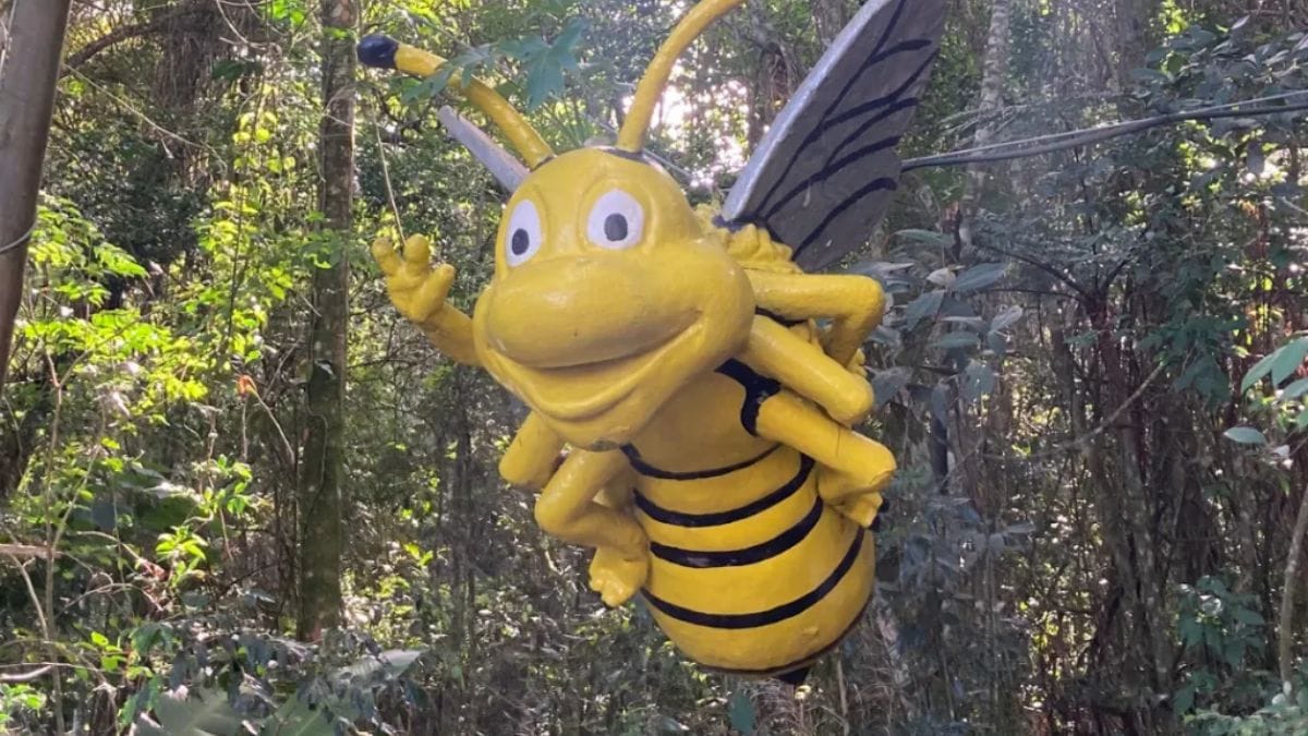 Abelhossauro - Área temática faz uma ponte entre ciência e imaginação ao mostrar que as abelhas já polinizavam plantas na época dos dinossauros/ Reprodução Cidade das Abelhas