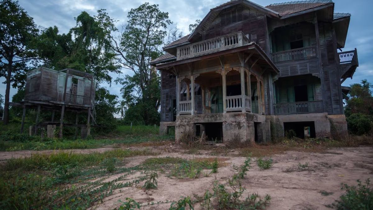 A restauração incluiu pisos de carvalho e cozinha moderna para atrair compradores de alto poder aquisitivo