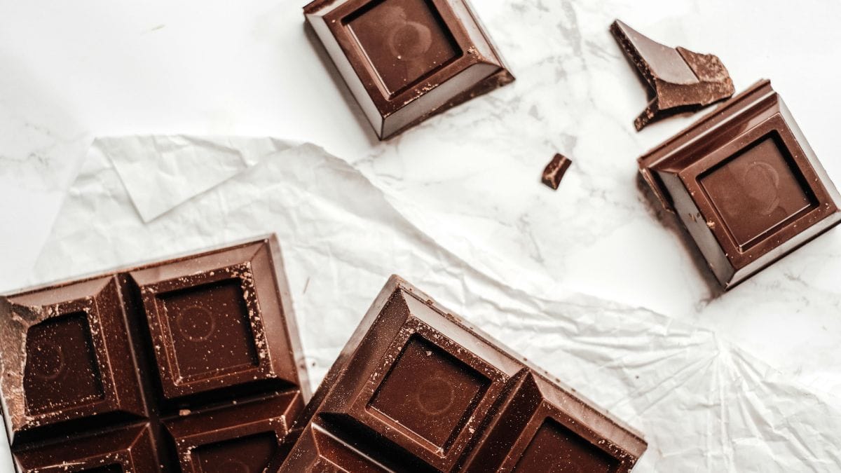 Especialistas alertam: para aproveitar os benefícios do chocolate, é importante evitar versões com excesso de açúcar/Pexels