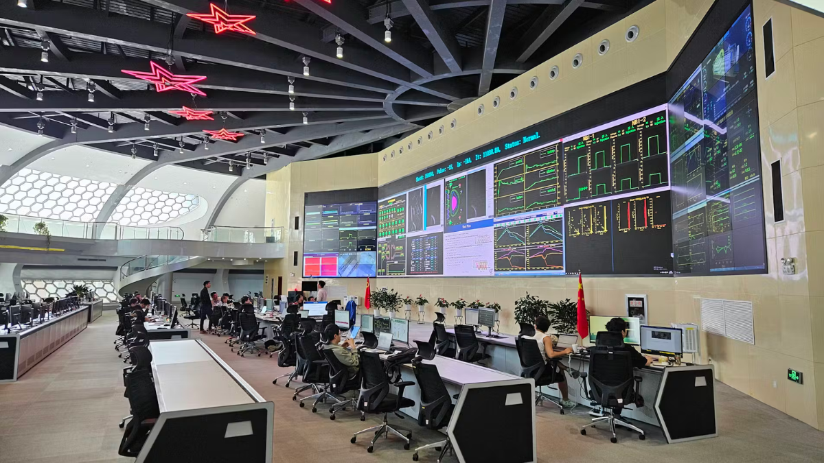 Cientistas da Academia Chinesa de Ciências celebram o sucesso no controle do plasma superaquecido durante o período do Ano Novo Chinês. Foto: Søren Bang Korsholm / DTU