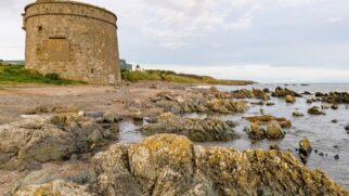 Construída em 1805, a Torre Martello de Balcarrick oferece vista de 360 graus para o oceano e é isenta de impostos por ser patrimônio histórico.