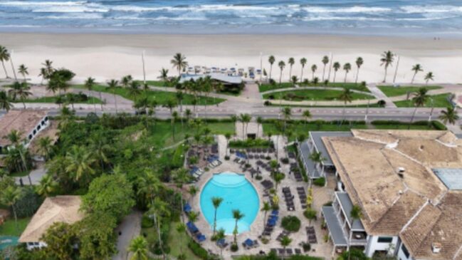 Com arvorismo, laser tag e matinês infantis, o resort é opção para quem quer diversão monitorada para os filhos enquanto aproveita o Beach Club.