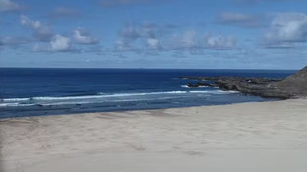 Localizada a 1.180 km da costa, a Ilha da Trindade é o ponto mais oriental do Brasil e abriga o que restou do último vulcão ativo do país/Reprodução