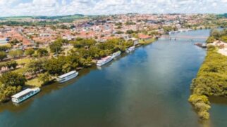 O ponto alto da navegação é a passagem pela eclusa da Usina Hidrelétrica de Barra Bonita