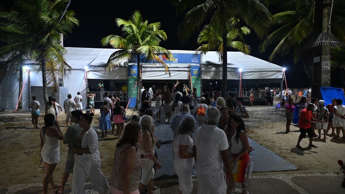 Estrutura montada na orla recebe grande público para atividades culturais e shows gratuitos do projeto 'Santos Verão 2026', que movimenta a cidade durante a temporada de verão/ Henrique Teixeira/Prefeitura de Santos