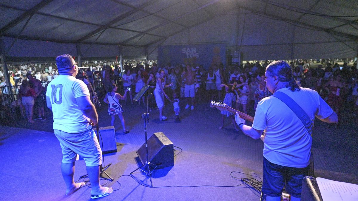 Shows noturnos reúnem moradores e turistas em clima de festa nas arenas do 'Santos Verão 2026', espalhadas pela orla e outros pontos da cidade/ Henrique Teixeira/Prefeitura de Santos