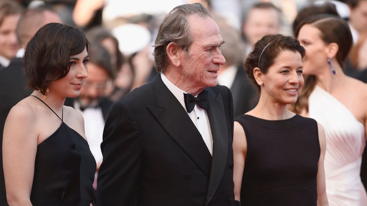Victoria e o pai, o ator e diretor Tommy Lee Jones, em tapete vermelho de festival internacional para o filme 'Dívida de Honra'/ Reprodução Youtube/The Independent