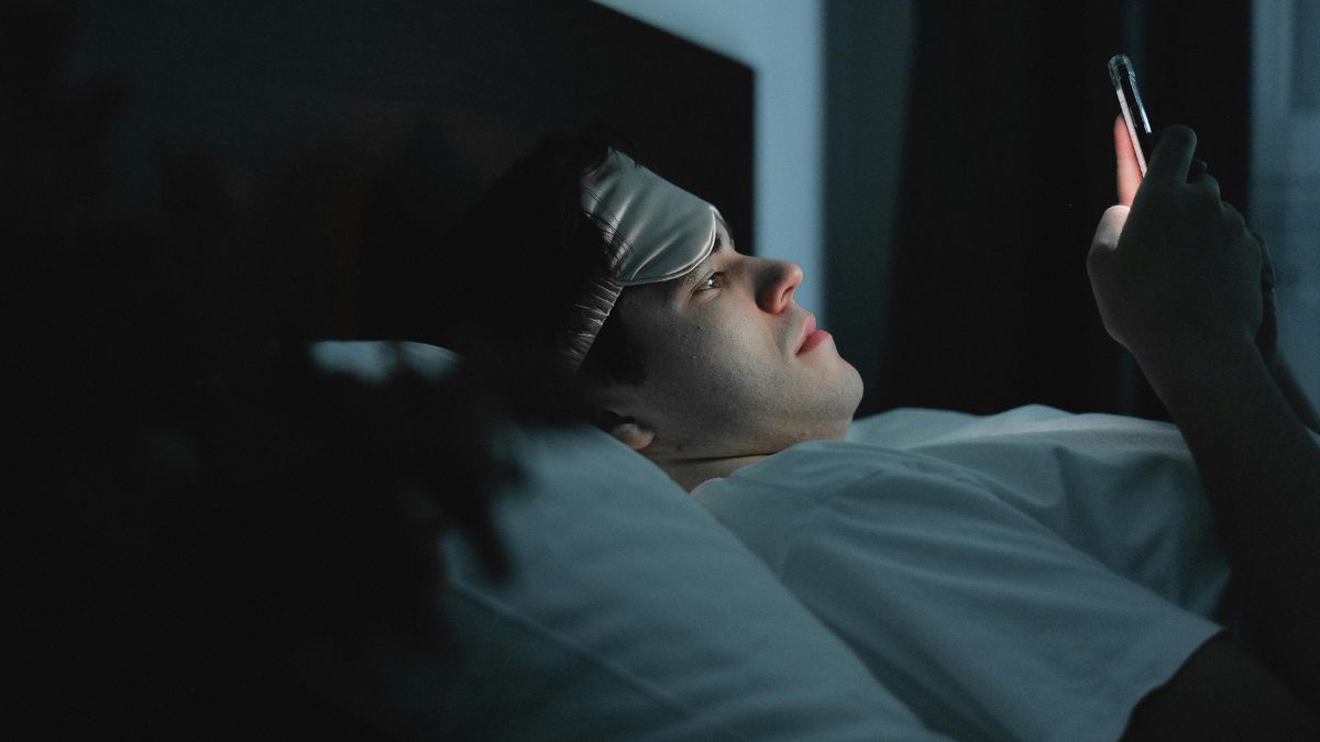 Evitar o uso de celular antes de dormir ajuda o cérebro a desacelerar e facilita o início do sono profundo/ SHVETS production/Pexels