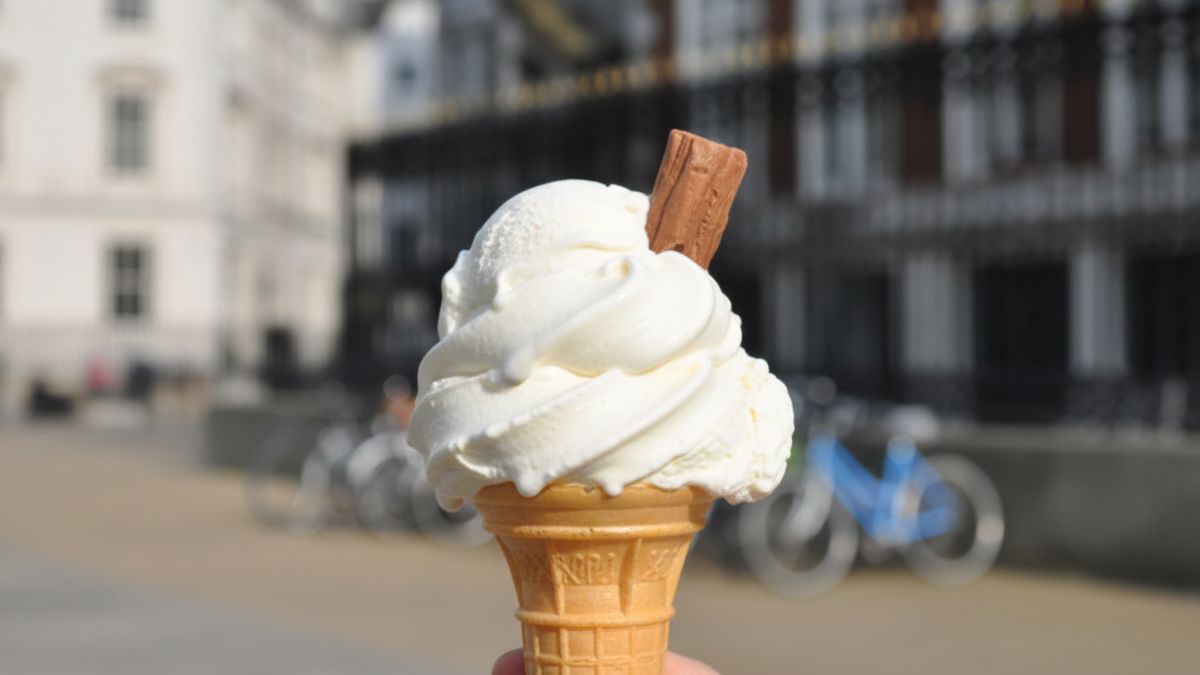 Em 2º lugar aparece o Clotted Cream Ice Cream, do Reino Unido, um sorvete inspirado no tradicional creme inglês, conhecido pela textura extremamente cremosa e sabor rico e aveludado/ Gerado por IA/Gemini