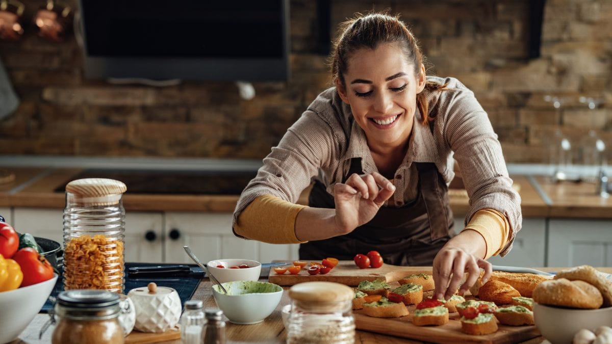 Preparar refeições com tranquilidade, valorizando aromas, texturas e etapas do processo, sem a urgência de concluir rápido ou transformar o momento em conteúdo para redes sociais/ Drazen Zigic/Freepik