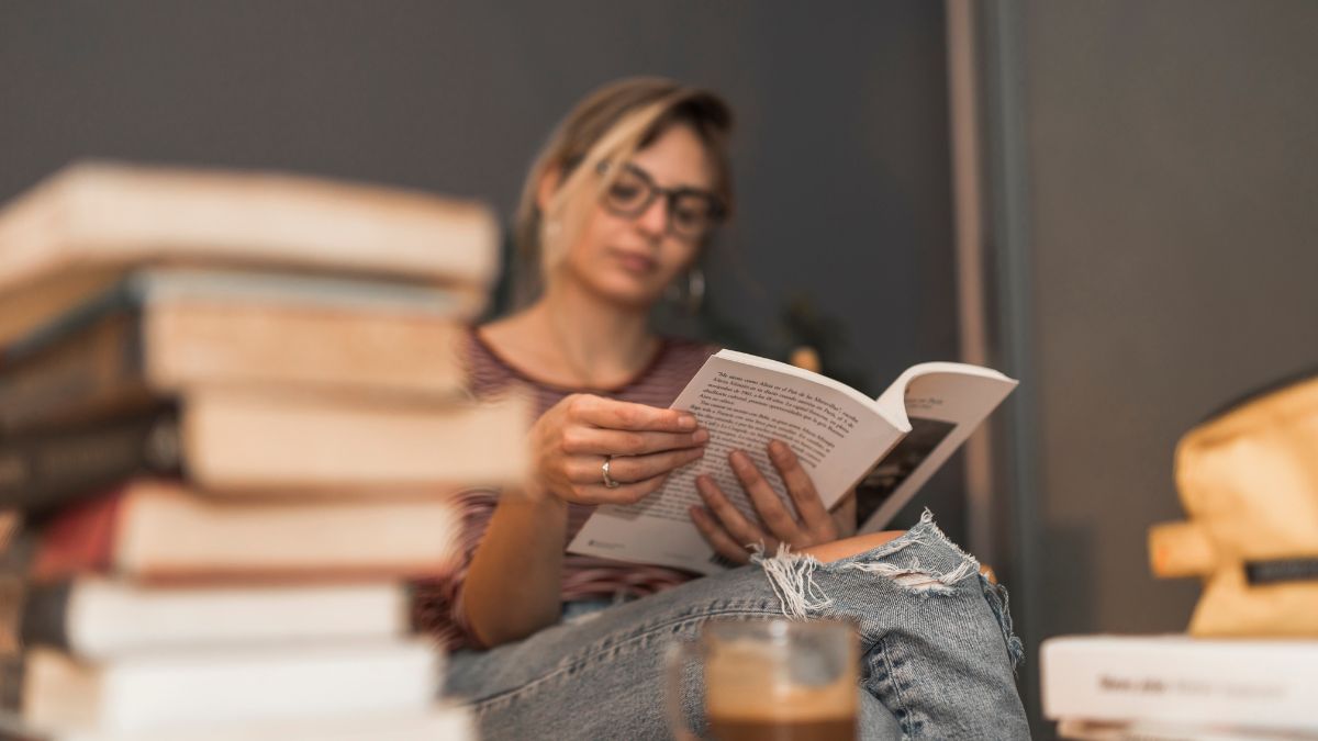 Ler ou se dedicar a estudos sem qualquer ligação com a rotina profissional, movido apenas pelo prazer de descobrir, imaginar e ampliar repertórios, sem finalidade prática imediata/ Freepik