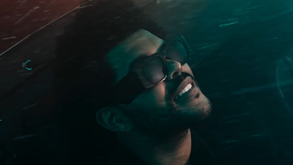 1. The Weeknd (US$ 298 Milhões) O rei absoluto do ano. Além de dominar as paradas com o encerramento de sua trilogia visual, Abel Tesfaye capitalizou massivamente com a venda de parte de seu catálogo e a expansão de sua marca global. Foi o ano em que ele consolidou sua transição definitiva para o topo da pirâmide financeira do entretenimento/ Reprodução Youtube/The Weeknd