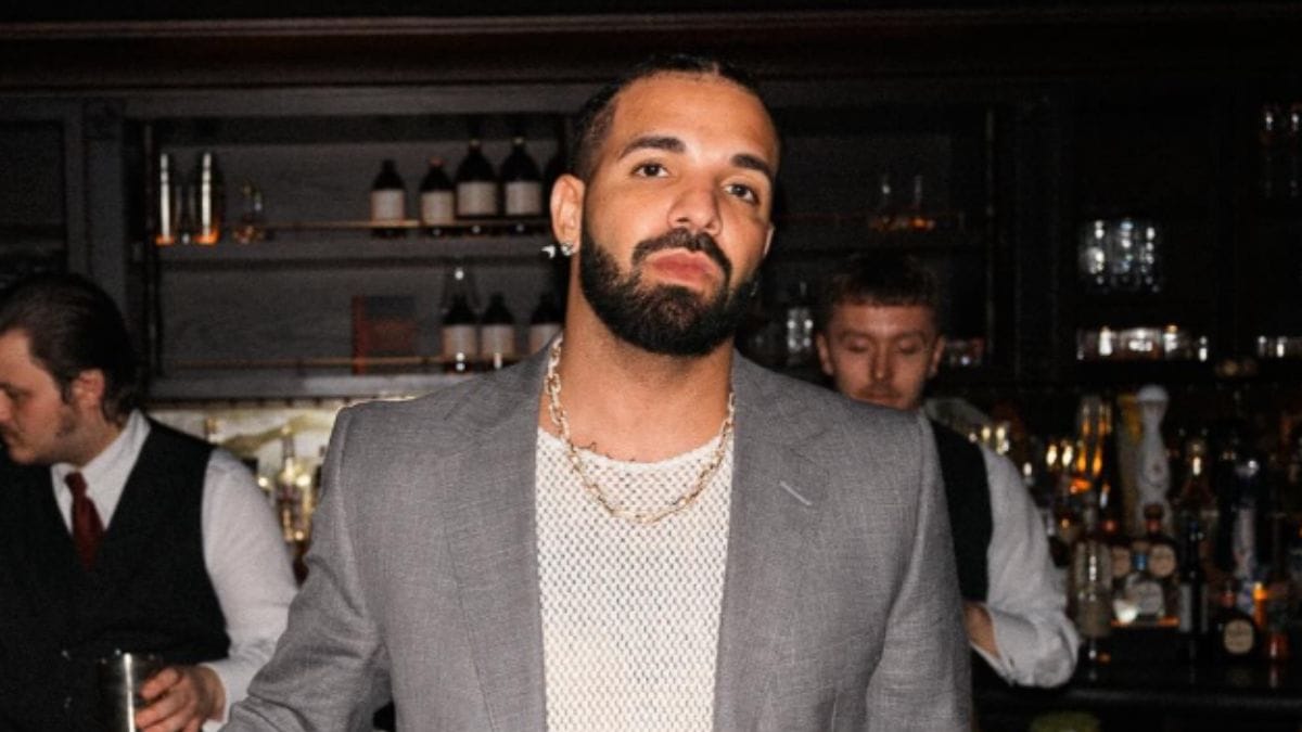 7. Drake (US$ 78 Milhões) Apesar das polêmicas, o cantor manteve sua força comercial. Através de parcerias estratégicas, streaming constante e investimentos fora dos palcos, Drake garantiu sua posição no Top 10, focando em lançamentos menores e presenças VIP de alto valor/ Reprodução Instagram/@champagnepapi