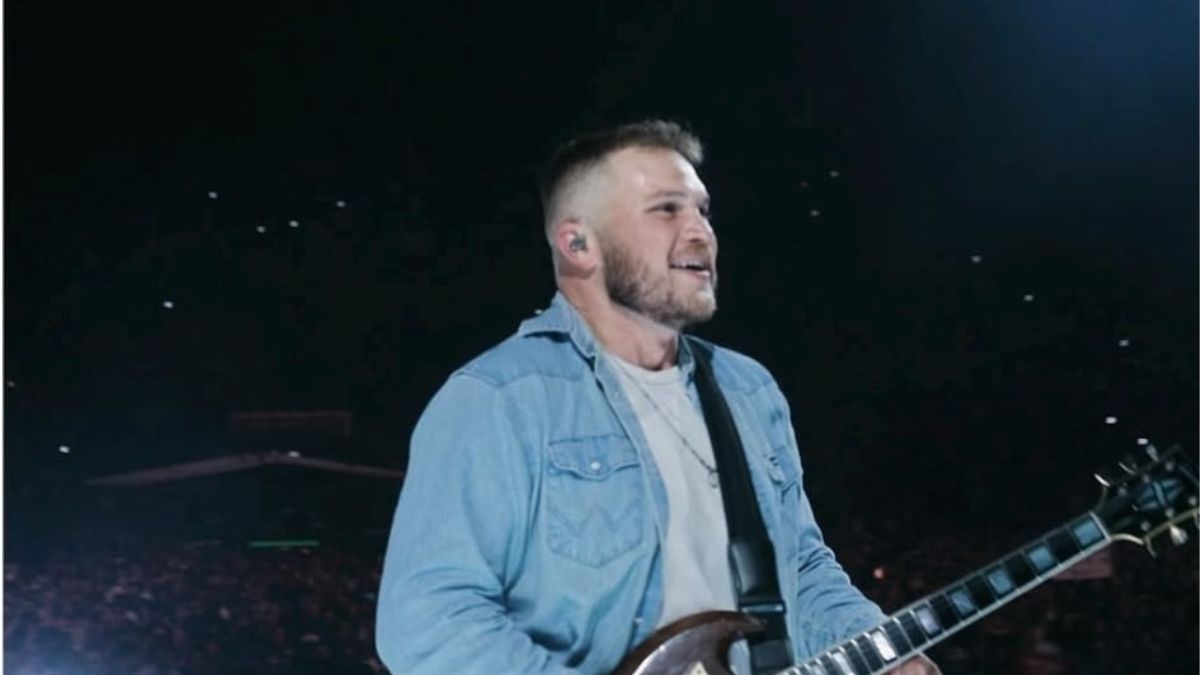 9. Zach Bryan (US$ 70 Milhões) A nova cara do country alternativo. Bryan escalou o ranking através de uma turnê orgânica de imenso sucesso, conectando-se com o público através de composições cruas e uma presença de palco que resgata a essência da música americana/ Reprodução Instagram/@zachlanebryan