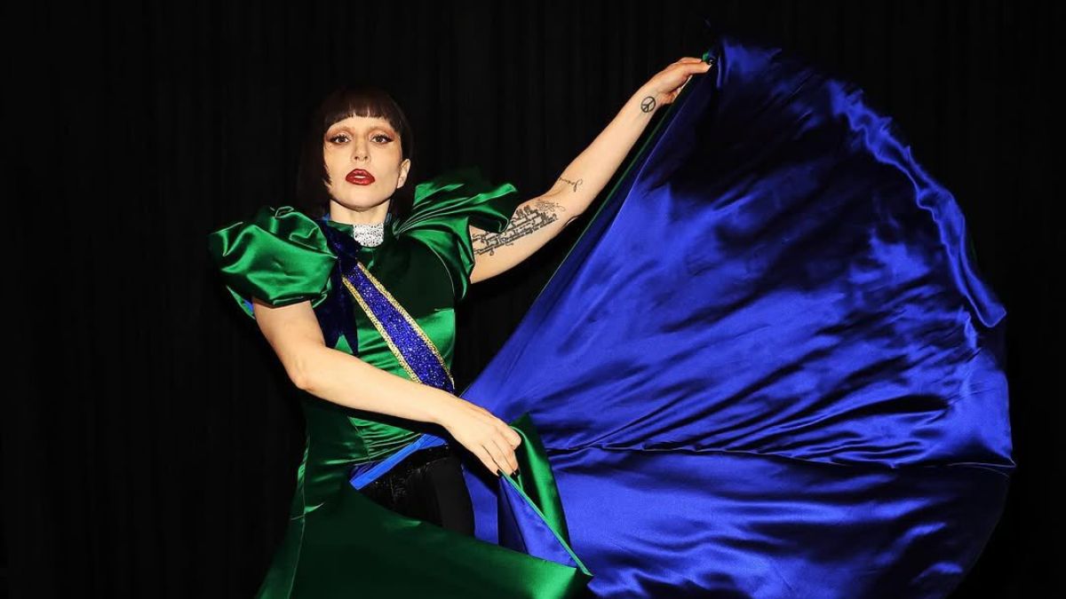 15. Lady Gaga (US$ 52 Milhões) Gaga teve um 2025 inesquecível, marcado por seu show massivo no Rio de Janeiro, atraindo mais de 2 milhões de pessoas para a praia de Copacabana. O impacto cultural do show e o lançamento de seu álbum pop Mayhem a trouxeram de volta ao topo das discussões globais/ Reprodução X/@ladygaga