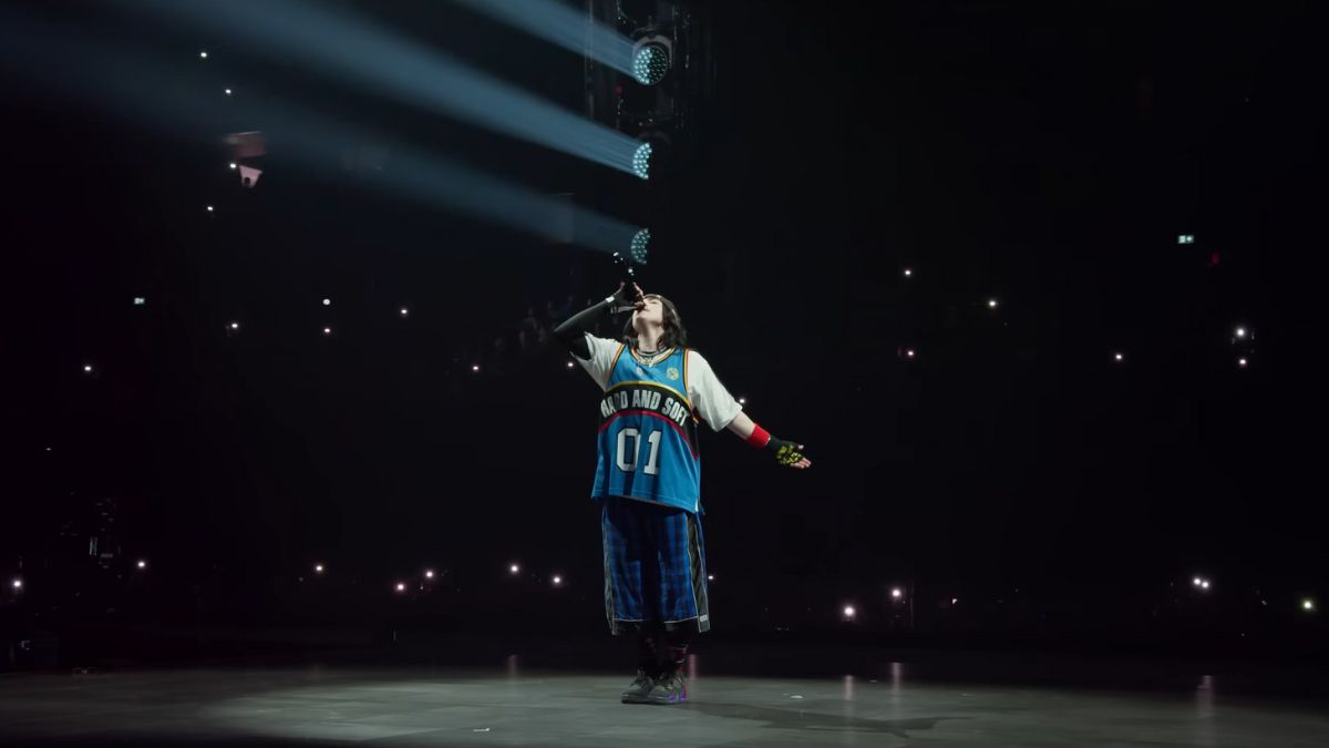 16. Billie Eilish (US$ 52 Milhões) Com uma turnê focada em sustentabilidade e o sucesso contínuo de seu último trabalho, Billie manteve-se como a voz da Geração Z, garantindo lucros massivos através de streaming e vendas de álbuns físicos/ Reprodução Youtube/Billie Eilish