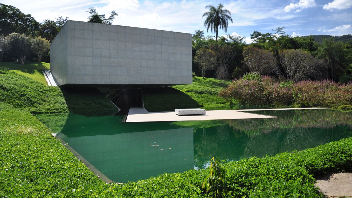 Ocupando a 24ª posição na lista do NYT, o instituto é reconhecido pela harmonia entre galerias de design contemporâneo e paisagismo exuberante, como demonstra a galeria Adriana Varejão/ josep/Wikimedia Commons