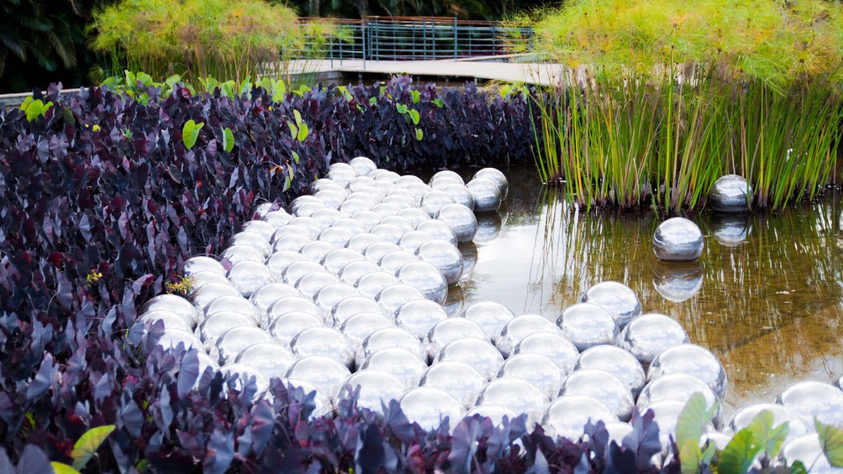 Instalação "Narcissus Garden" (2009), da artista japonesa Yayoi Kusama, um dos nomes consagrados presente no museu/ Stephanie Torres/Wikimedia Commons
