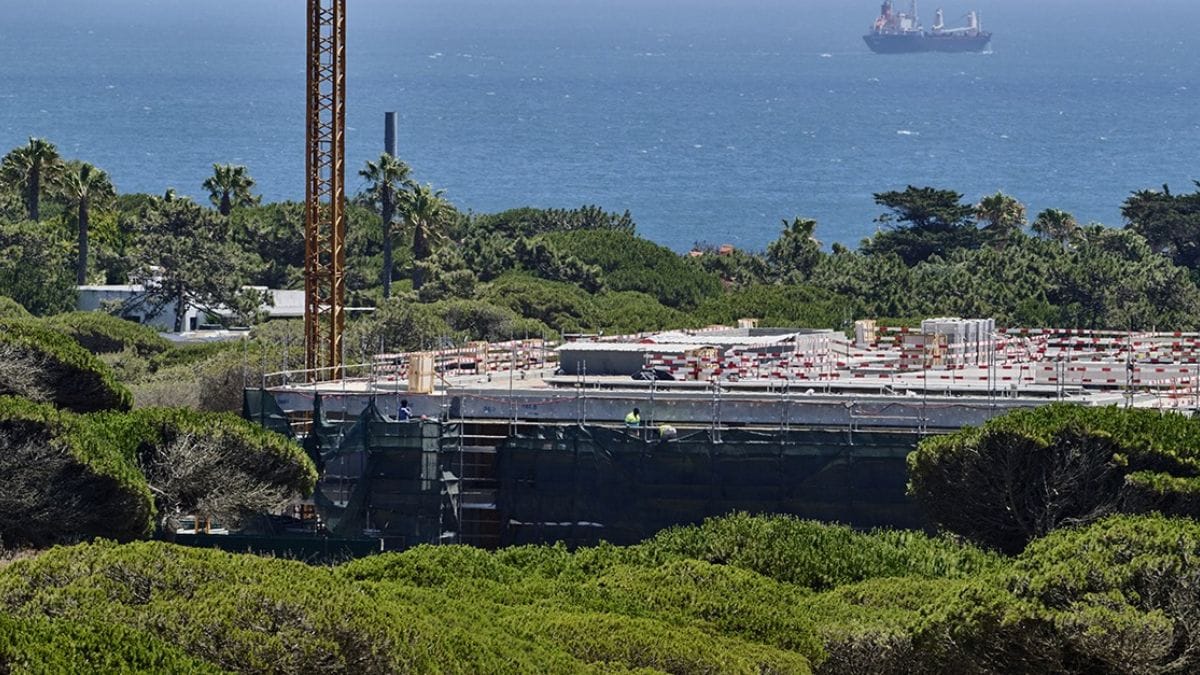 Após mais de três anos de obras, a mansão de R$ 197 milhões de Cristiano Ronaldo finalmente se ergue na exclusiva Quinta da Marinha, em Cascais. O valor final foi quase o dobro do inicialmente especulado/Getty imagens