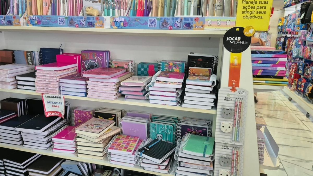 Famílias pesquisam preços e reaproveitam materiais Consumidores apostam na comparação de valores, compras antecipadas e reutilização de itens para economizar na volta às aulas/CDL
