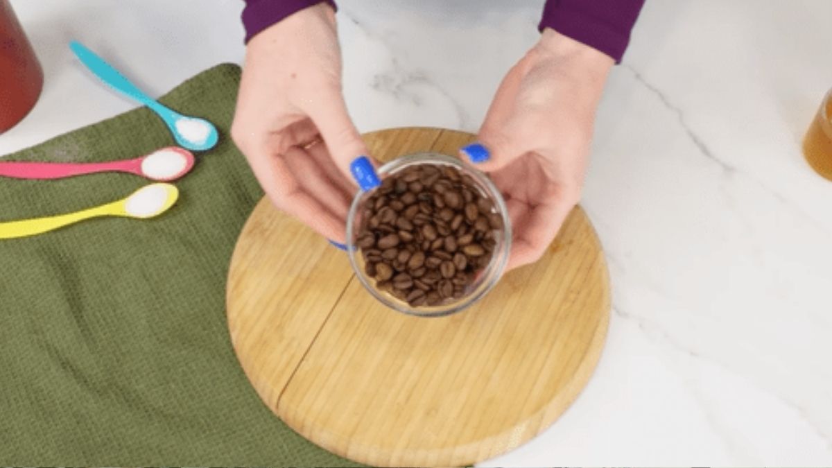 Passo 1 Separe os ingredientes Use 2 colheres de sopa de borra de café já utilizada e um pouco de água morna ou xampu sem silicone para formar a base do esfoliante. /Internet