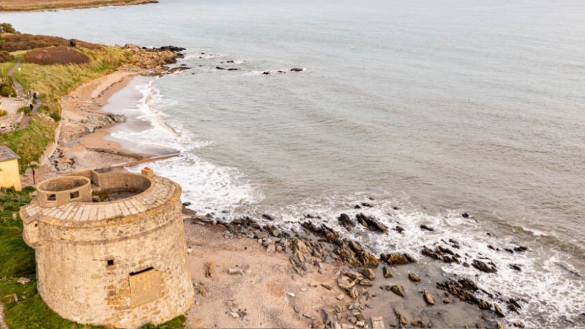 História à venda: construída em 1805 para proteger a costa britânica de Napoleão, a Torre Martello de Balcarrick agora busca um novo dono no litoral da Irlanda. / Torre Martello de Balcarrick