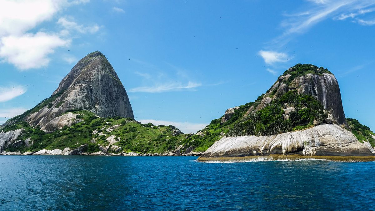 Águas cristalinas e paredões rochosos cercam o Refúgio de Vida Silvestre do Arquipélago de Alcatrazes, um santuário marinho de acesso restrito que abriga uma das maiores biodiversidades do litoral paulista