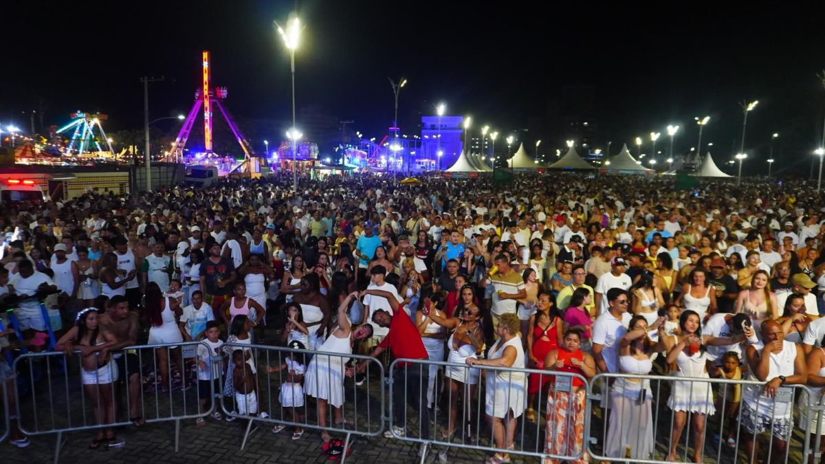 A primeira semana do Verão Mongaguá 2026 lotou a Praça Dudu Samba e movimentou o Centro da cidade durante as noites de shows/ Prefeitura de Mongaguá