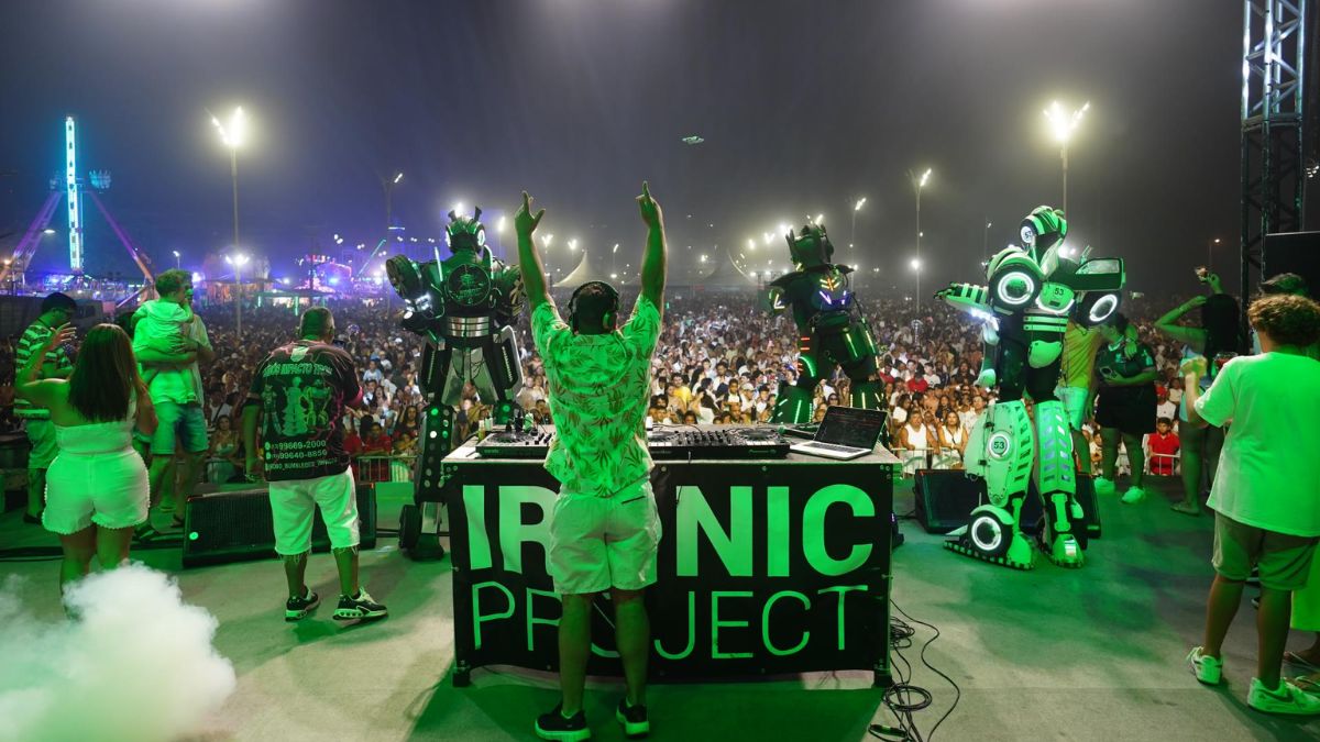 Clima de festa marca uma das noites do evento, com DJ no comando do palco e efeitos visuais que animaram o público presente do início ao fim da apresentação/ Prefeitura de Mongaguá