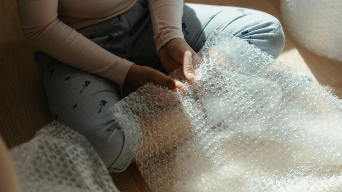 Truque do plástico bolha evita dores nos pulsos ao distribuir a pressão do rodo no chão/Pexels