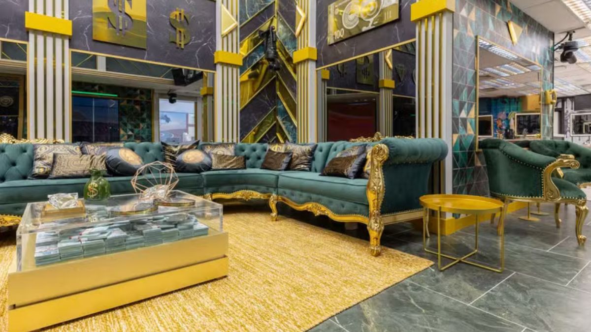 A sala principal do BBB 26 foi inspirada no "sonho de ser rico" e traz decoração luxuosa com moedas, notas falsas e elementos dourados, cenário das votações do Paredão/Beatriz Damy/TV Globo
