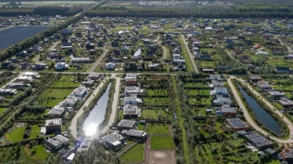 O bairro onde o luxo é produzir o que se come e os terrenos não param de valorizar. Entenda como a regra de cultive seu alimento criou uma das comunidades mais desejadas da Europa. Divulgação/Visit Almere