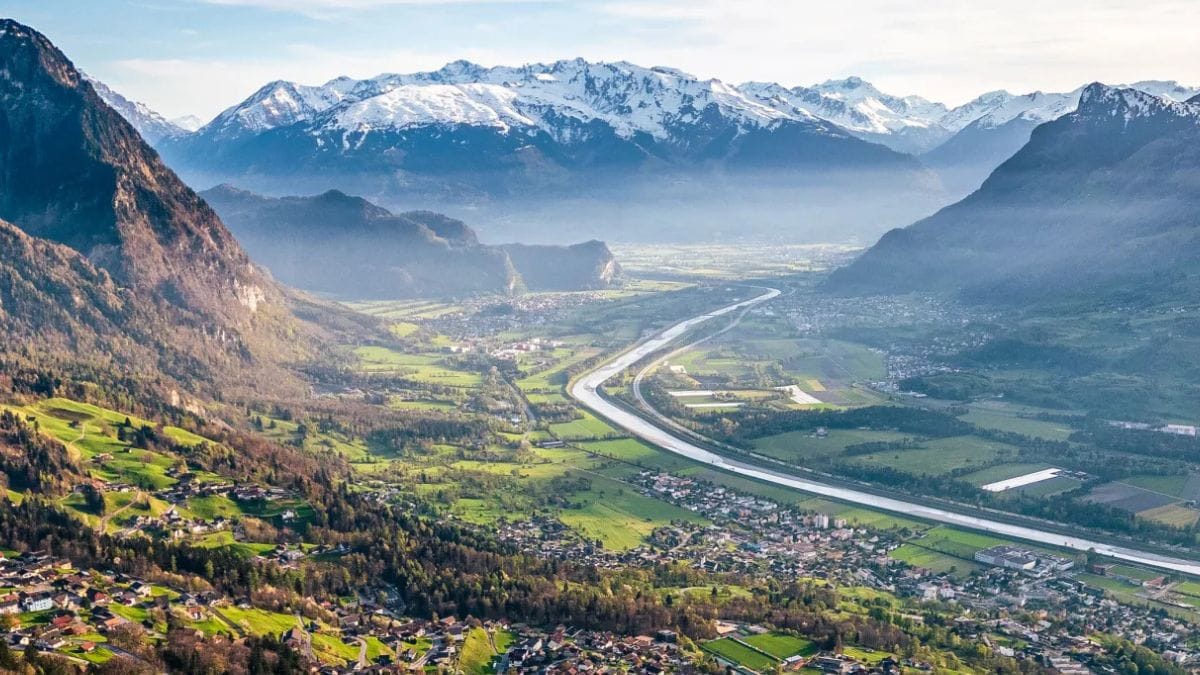 Sua prosperidade é inegável. Com uma das rendas per capita mais altas do mundo, o principado sustenta sua riqueza em uma economia sofisticada, baseada na indústria de alta tecnologia, em um robusto setor de serviços financeiros e em um sistema bancário de renome internacional/ depositphotos.