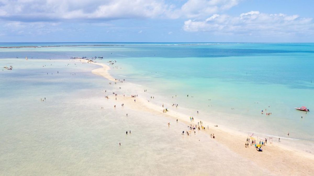 Atração efêmera Conhecido como Caminho de Moisés, o percurso só fica visível por poucas horas e desaparece com a subida da maré/ Site MaragogiAlagoas