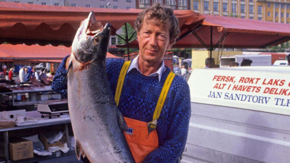 O modelo de restaurante kaitenzushi (com esteira rolante) foi crucial para popularizar o salmão entre famílias e crianças no Japão pós-crise. /Getty Images