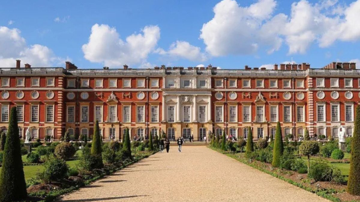 Hampton Court Palace, foi cenário para a gravação de 'Rainha Charlotte'