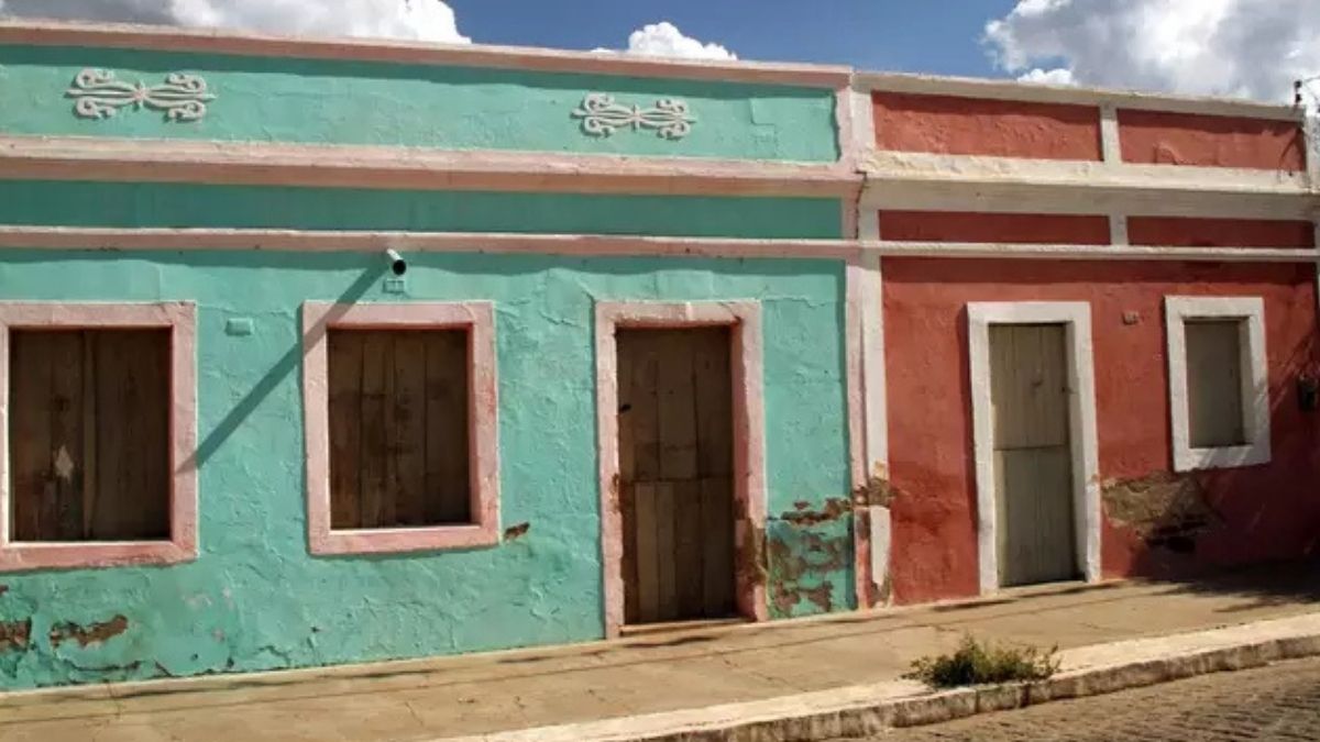 As ruas preservadas de Cabaceiras atraem produções e turistas, transformando a arquitetura local em parte viva da história do cinema brasileiro.Eduardo Vessoni / Viagem em Pauta