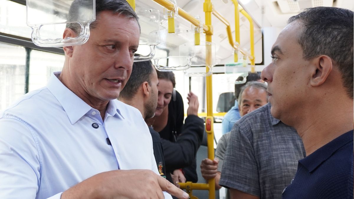 Com capacidade para 90 passageiros, o modelo possui piso baixo e sistema de ajoelhamento. /Rena Lousada