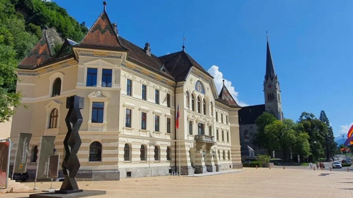 No coração desta pequena nação está sua minúscula capital, Vaduz, que com aproximadamente 6 mil habitantes mantém um charme provinciano. Contudo, a cidade surpreende com uma densa concentração de museus de alto nível, como o Kunstmuseum, dedicado à arte moderna/depositphotos.