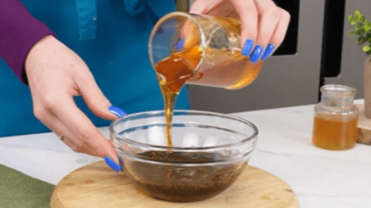 Passo 4 Enxágue e lave novamente Retire bem o produto com água e, em seguida, lave o cabelo com um pouco de xampu para eliminar qualquer resíduo de café. /Internet
