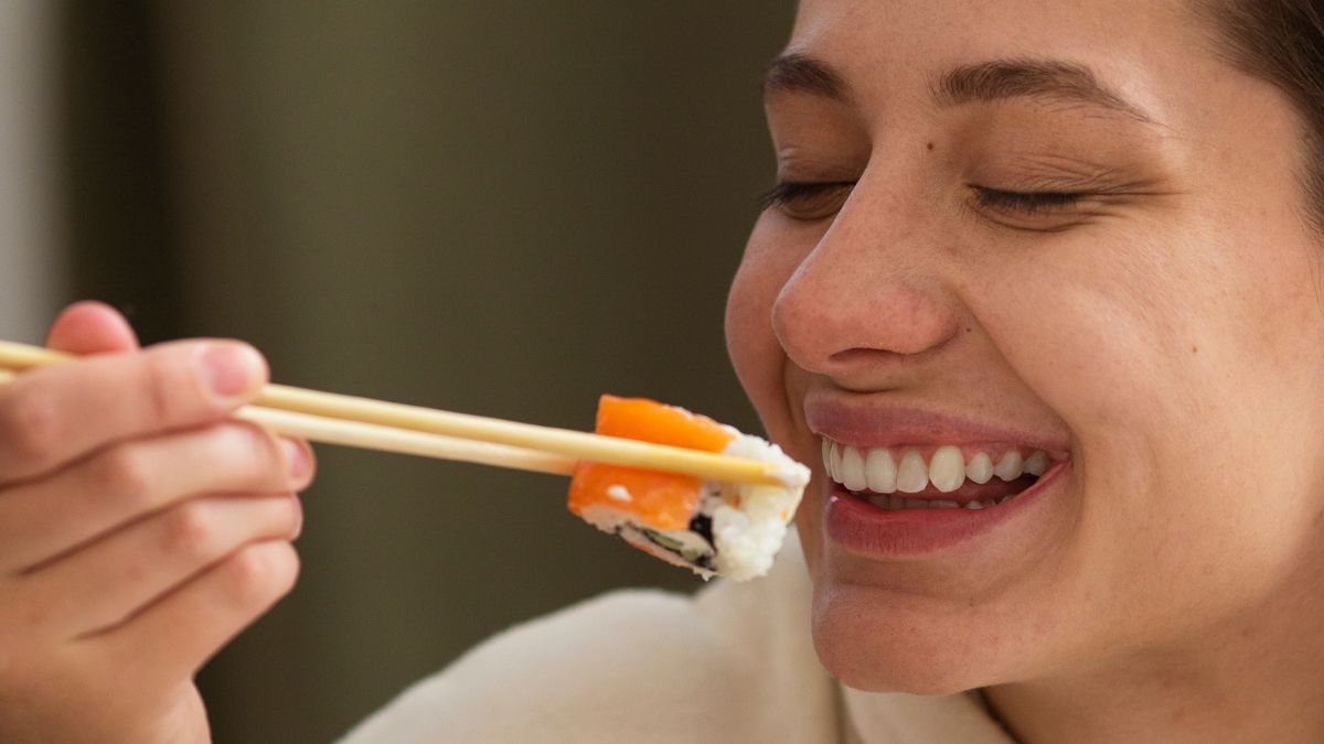 Réplicas de plástico de nigiri de salmão em vitrines simbolizaram a aceitação definitiva do produto na cultura gastronômica japonesa. /Freepik