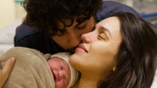 Após anunciar gravidez em junho, casal apresenta a filha com carrossel emocionante