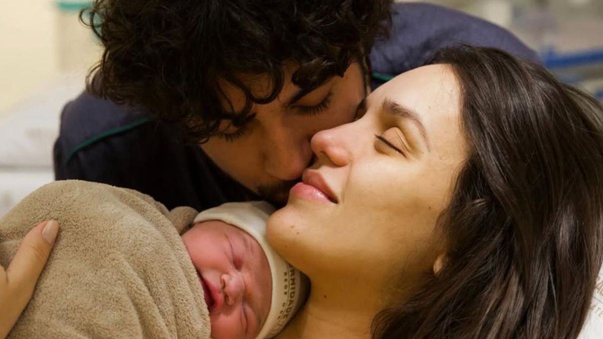 Após anunciar gravidez em junho, casal apresenta a filha com carrossel emocionante