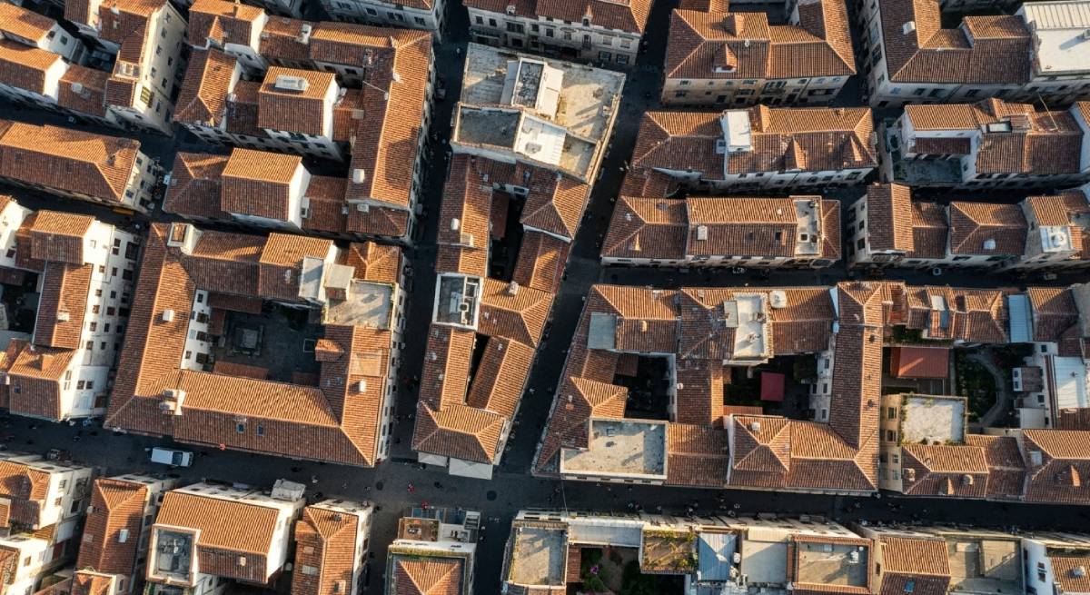 Parece montagem, mas é real. A cidade chinesa que desafia a lógica urbana e viralizou nas redes